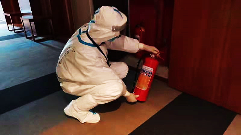 8檢查消防器材.jpg 8檢查消防器材.jpg